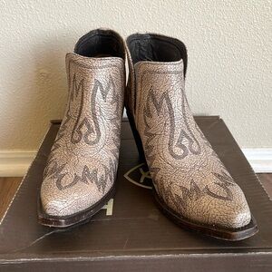 Women’s Ariat booties. Size 9.